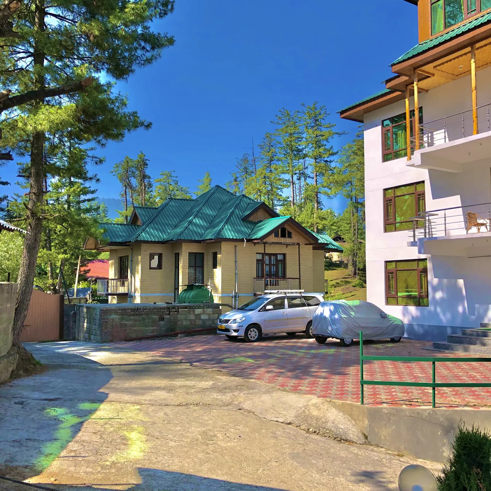 Hotel Gulmarg House exterior in the snow
